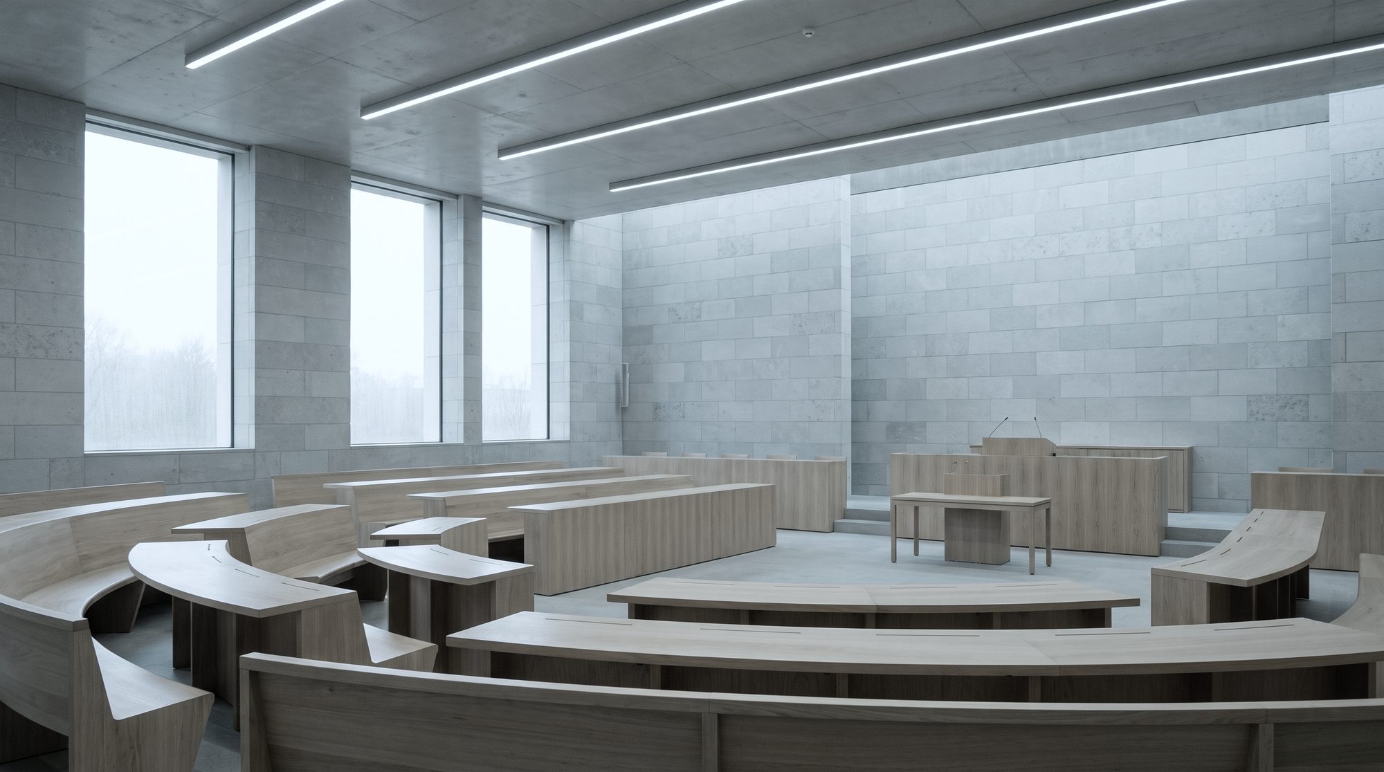 Pusta sala obrad z rzędami ław i stołem prezydialnym
